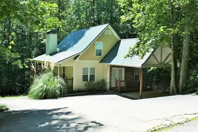 Image de Chalet w / Creek près de Helen Water Park & Golf * Porches couverts * Sunroom * Wifi gratuit