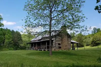 Image de Cabane rustique de pré-guerre civile sur 30 acres à dix minutes de la Blue Ridge Parkway