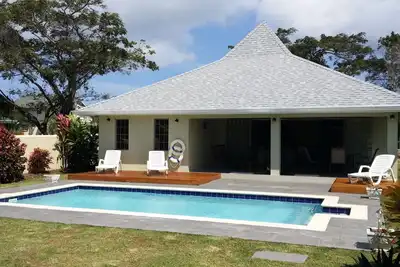 Image de Tradewinds Villa - Villa de conception architecturale près de belles plages