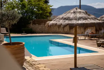 Image de Notre villa offre une vue magique sur les eaux d'un bleu profond du golfe Saronique.