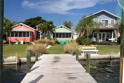 Image de 3 Historic Waterfront Cottages. . Dock. . Beach. . Million $ location. . Reunions!