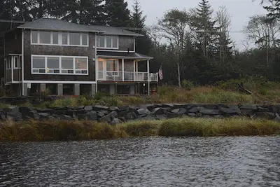 Image de Unique Beach House en bord de mer avec une vue incroyable.
