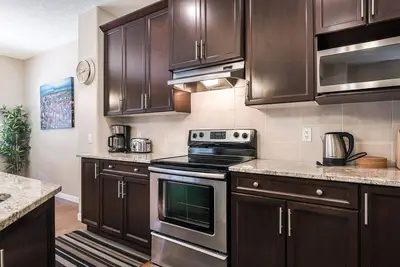 Image de Maison De Luxe Et Confortable En Nw. 6br & 4. 5ba. près de l'aéroport. Sommeil jusqu'à 12.