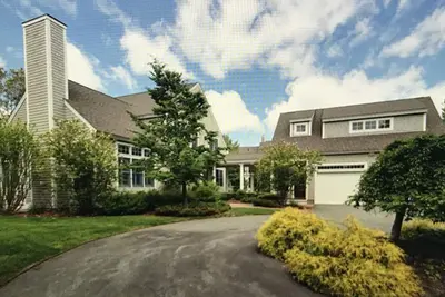 Image de Incroyable maison 4 Bd à New Seabury située en face du marché Popponesset