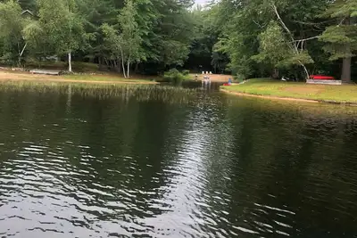 Image de Lac Front Chalet de ski rustique avec plage privée