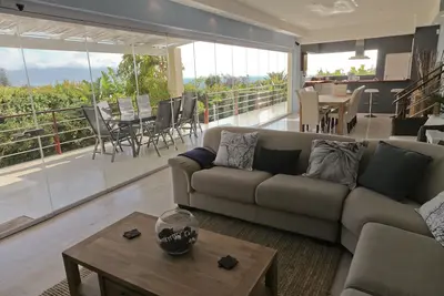 Image de PingusHouse Villa de luxe avec piscine et jardin dans la ville de Simon