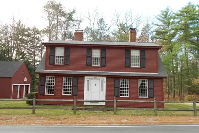 Image de Authentic Red Farm House On Zephyr lac, belle en toutes saisons!
