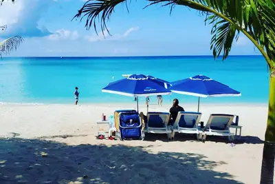 Image de 4br, luxe avec vue sur la piscine, Seven Mile Beach (10 couchages), vue sur l'océan depuis le toit.