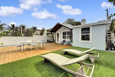 Image de Beach House East of A1a, bain à remous privé, planches de surf, oasis en plein air