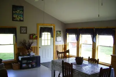 Image de Cabine confortable et rustique avec de belles vues, la vie privée et à 1 mile du lac Keuka