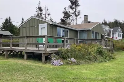 Image de Cottage contemporain confortable avec vue sur la mer ouverte