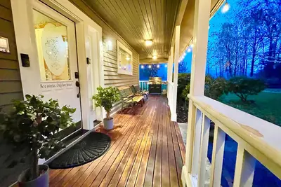 Image de Grande maison riveraine à Trout Lake!