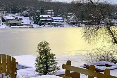 Image de Spectacular Lake House House w Cottage, grands groupes, 2 hot tbs, billard