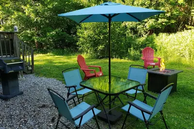 Image de 2800 pieds carrés, retraite spacieuse 4 chambres 3 salles de bain. Zone de jeux et de pique-nique en plein air.