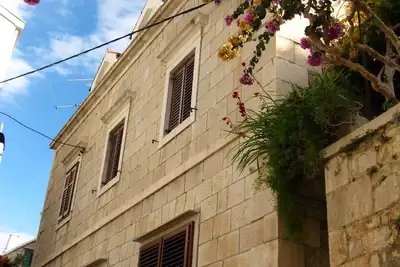 Maison en pierre classique de trois chambres avec cave à vin et oliveraie près de la mer
