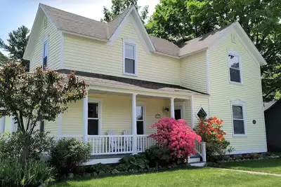Image de Enchanting Elk Rapids Victorian, à 2 pâtés de maisons des plages