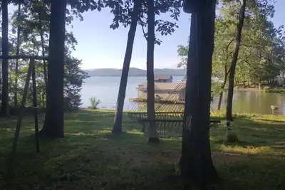 Image de Chalet au bord du lac de montagne rustique