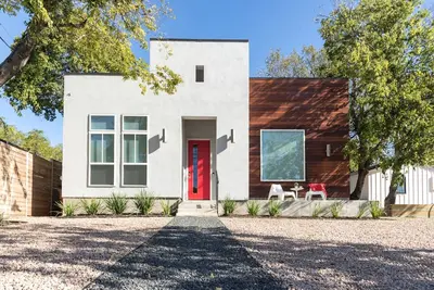 Image de Détendez-vous dans cette immense maison d'East Austin avec un patio privé et une suite studio!
