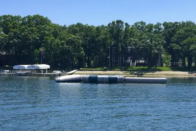 Image de Escapade familiale parfaite - Sandy Beach, 22 Ft. Ponton, trampoline aquatique et plus encore!