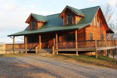 Image de Cette propriété est située sur une ferme de 65 acres sur la rivière Shenandoah.