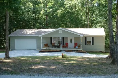 Image de Calme isolée chalet niché dans un bosquet de chênes.