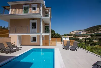 Image de Villa privée moderne avec piscine près de l'aéroport de Céphalonie