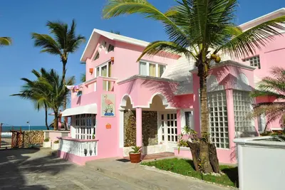 Image de Villa Flamingo; Chute d'eau, piscine à débordement, lit de plage suspendu, bain à remous