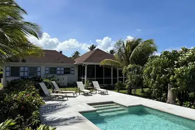 Image de Nevis, face à la plage villa avec piscine à côté de Nisbet Plantation