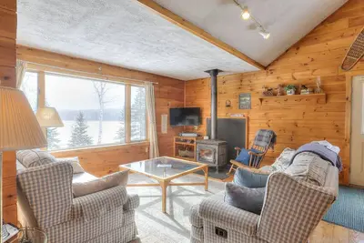 Image de Great Saddleback Lake Lodge cabine en face des courts de tennis