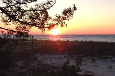 Image de Direct Beach Front Home avec vue sur la baie et couchers de soleil incroyables