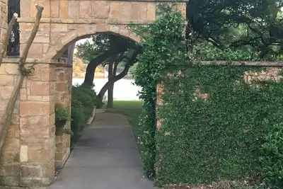 Image de Belle maison d'hôtes au bord du lac avec piscine et bain à remous