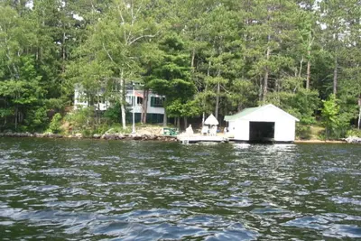 Image de Lac des Baies - terrasse et terrasse au bord de l'eau, soleil toute la journée à partir de 11h00.