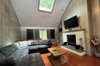 Image de Maison rustique avec des équipements modernes, bain à remous, 70 \"Tv, table de billard, cheminée