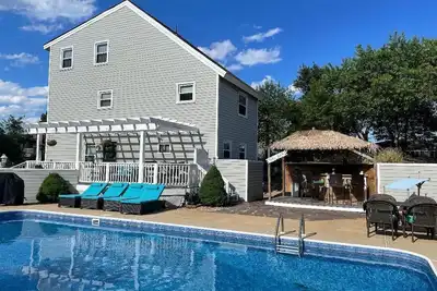 Image de Votre propre complexe à la plage! Draps et serviettes inclus!