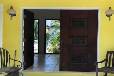 Image de Escapade tropicale avec vue sur l'océan et piscine, idéale pour se détendre en famille.