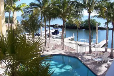 Image de Paradis de la pêche et de la navigation de plaisance avec cale de bateau et piscine