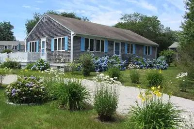 Image de Cottage côtier confortable entouré de jardins fleuris à 3 min. de Town Beach