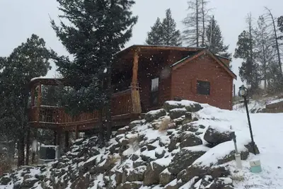 Image de cabine entièrement équipée pour une escapade de week-end avec barbecue au propane et un bain à remous