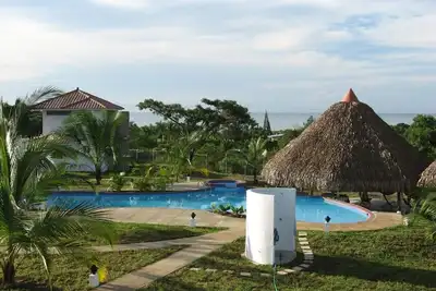 Image de Beach Home in Paradise w / Ocean View, Accès à la plage, piscine, WiFi, A / C & Cable Tv