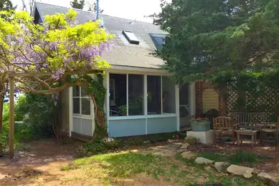 Image de Escapade paisible à distance de marche de tous Oak Bluffs a à offrir.