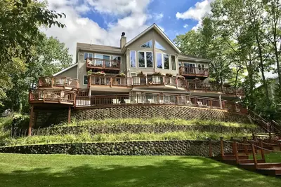 Image de Terrasse sur le lac, grande maison spectaculaire avec plage privée