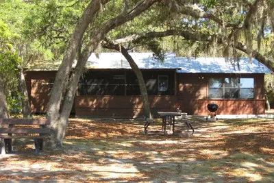 Image de Lakefront Cottage Near Forest & Cities avec des canoës, un grill et plus encore!