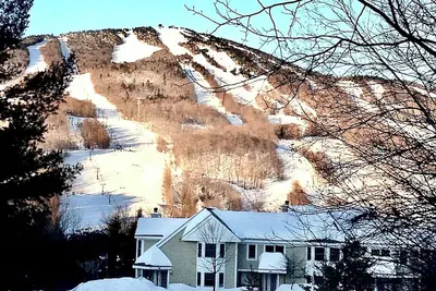 Image de Greenspring Maison de ville équipée magnifiquement rénovée avec navette de montagne Gratuite.