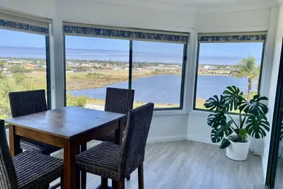 Image de Spacieux, proche des commerces, familial et convivial et une vue.