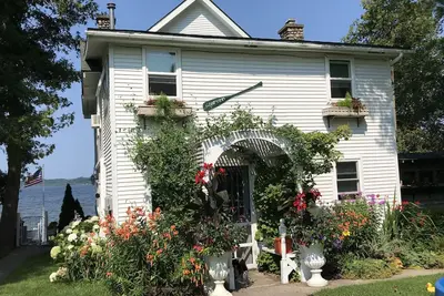 Image de Charmant cottage accueillant 10 pieds du bord de l'eau sur le lac Leelanaau