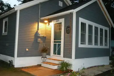 Image de \"Dutch Harbour\" -Mackinaw City Cottage - Marchez en ville! Firepit / Deck / Grill + plus