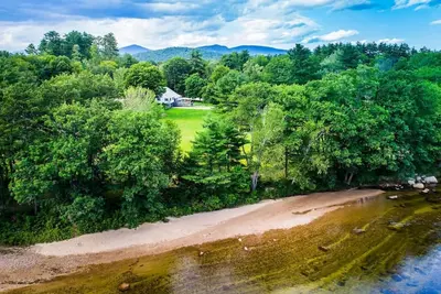 Image de Maison de vacances de luxe avec façade de la rivière Saco au cœur de la vallée.
