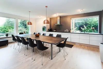 Image de Propriété unique dans le milieu du cercle d'or avec un grand beau jardin