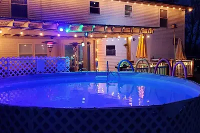 Image de 3 chambres spacieuses avec piscine privée, bain à remous, table de billard; près des parcs aquatiques et de ski