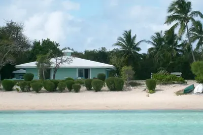 Image de Le Barefoot Beach House se trouve sur une plage de sable